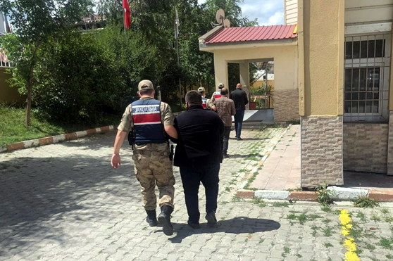 ŞÜPHELİ ŞAHISA SINIRDA SUÇÜSTÜ