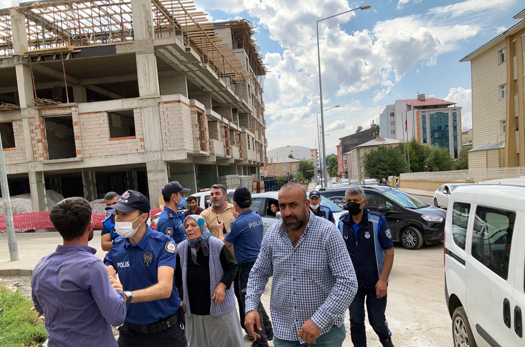 90 YAŞINDAKİ NENENİN PARMAĞINI KIRDILAR