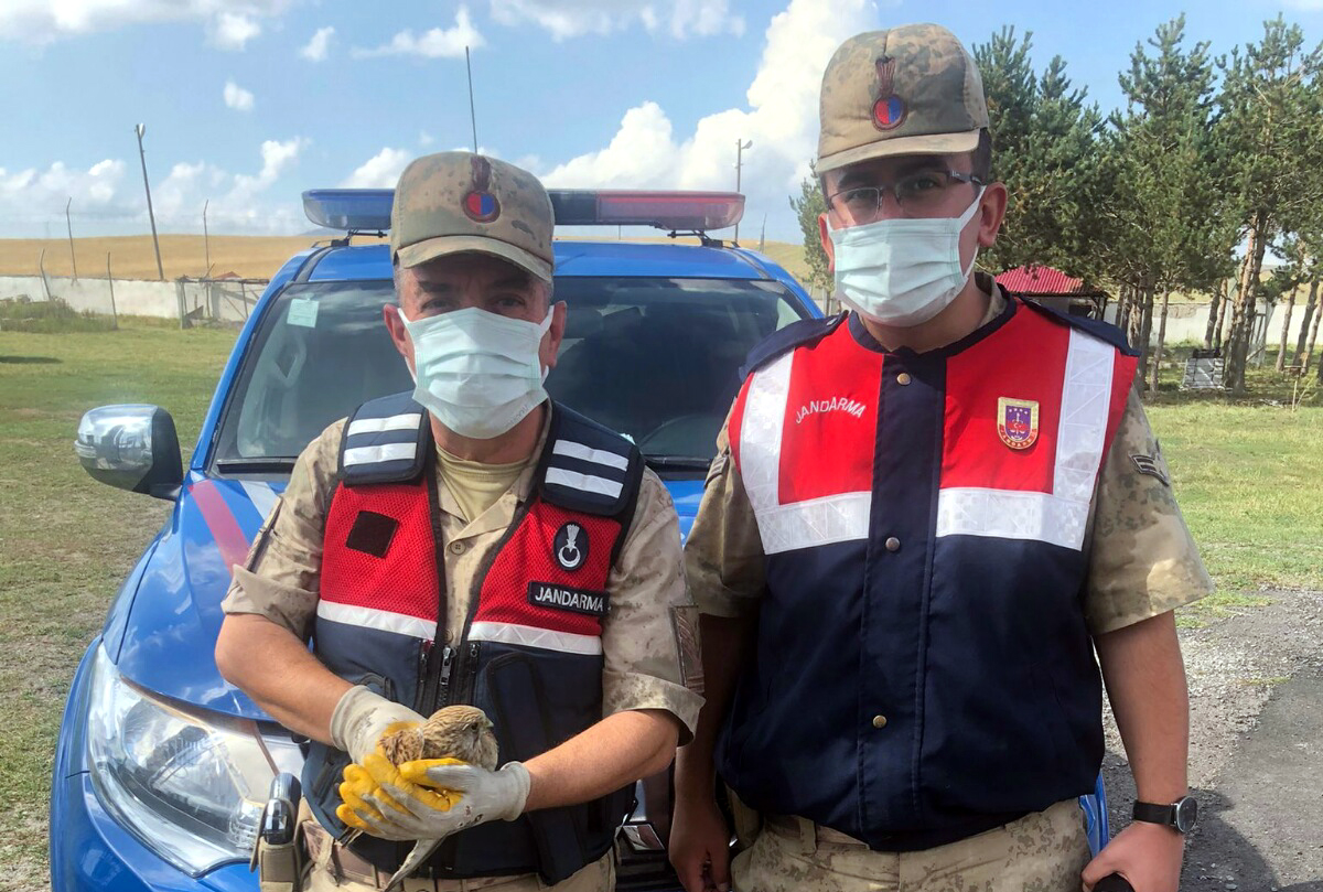 JANDARMA, KİMSESİZLERİN YARDIMINA KOŞTU