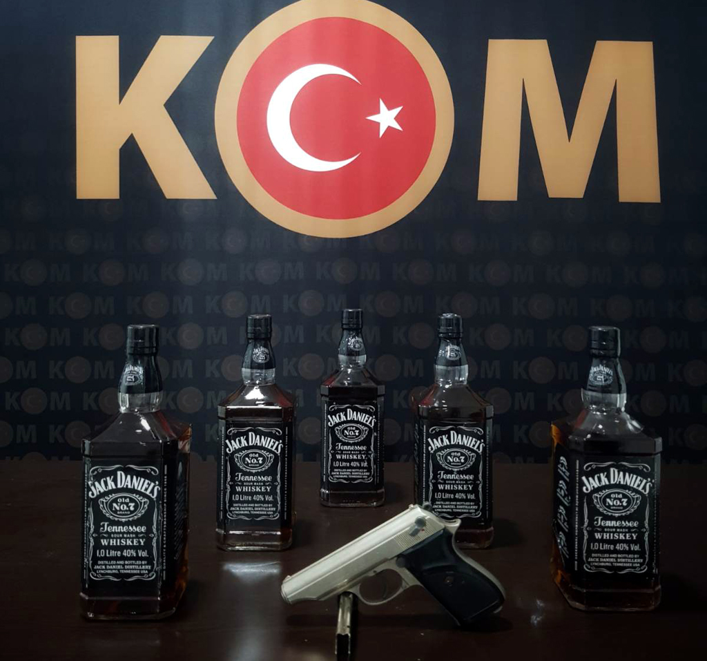 KURUSIKININ YANINDA 5 ADET VİSKİ