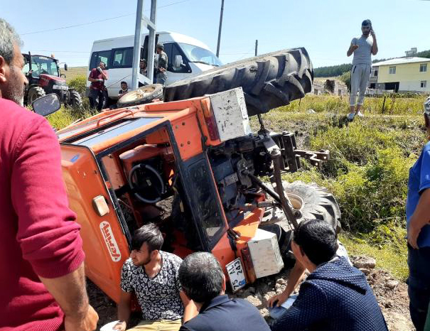 TRAKTÖR ŞARAMPOLE YUVARLANDI: 2 YARALI