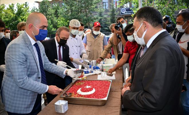 VALİLİK AŞURE DAĞITTI