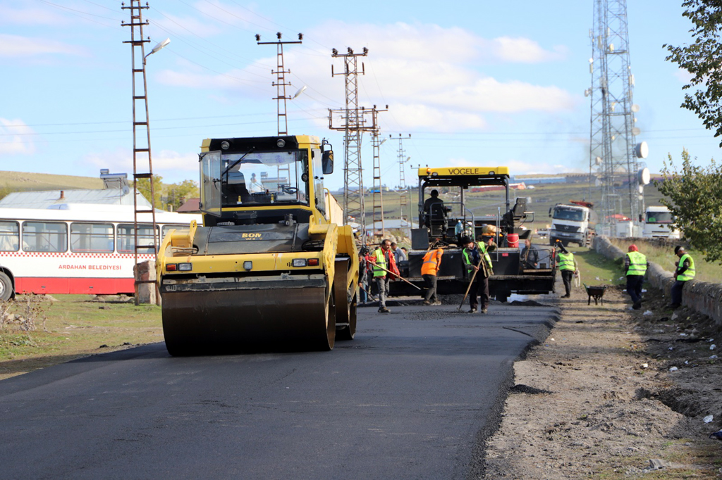 ARDAHAN'DA SICAK ASFALT SEFERBERLİĞİ