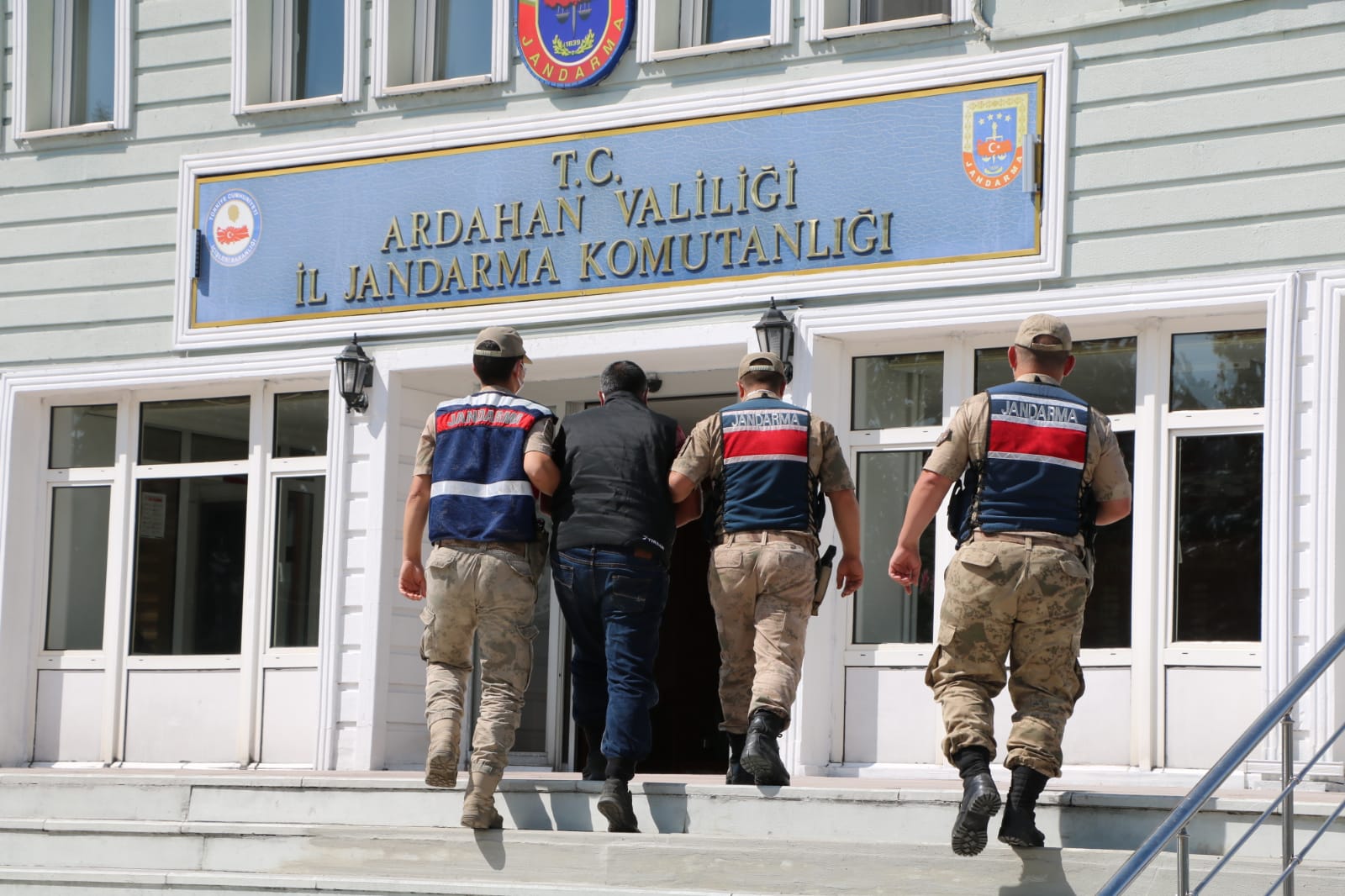 EVİNDE GÖZALTINA ALINDI!
