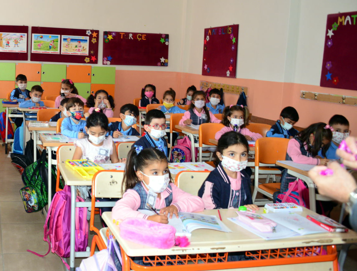 MASKELİ ÖĞRENCİLER OKULLARINA KAVUŞTU