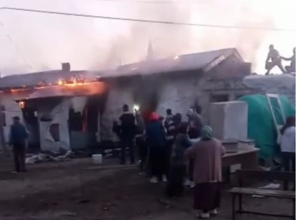 EVLERİ KÜLE DÖNEN AİLE ORTADA KALDI!