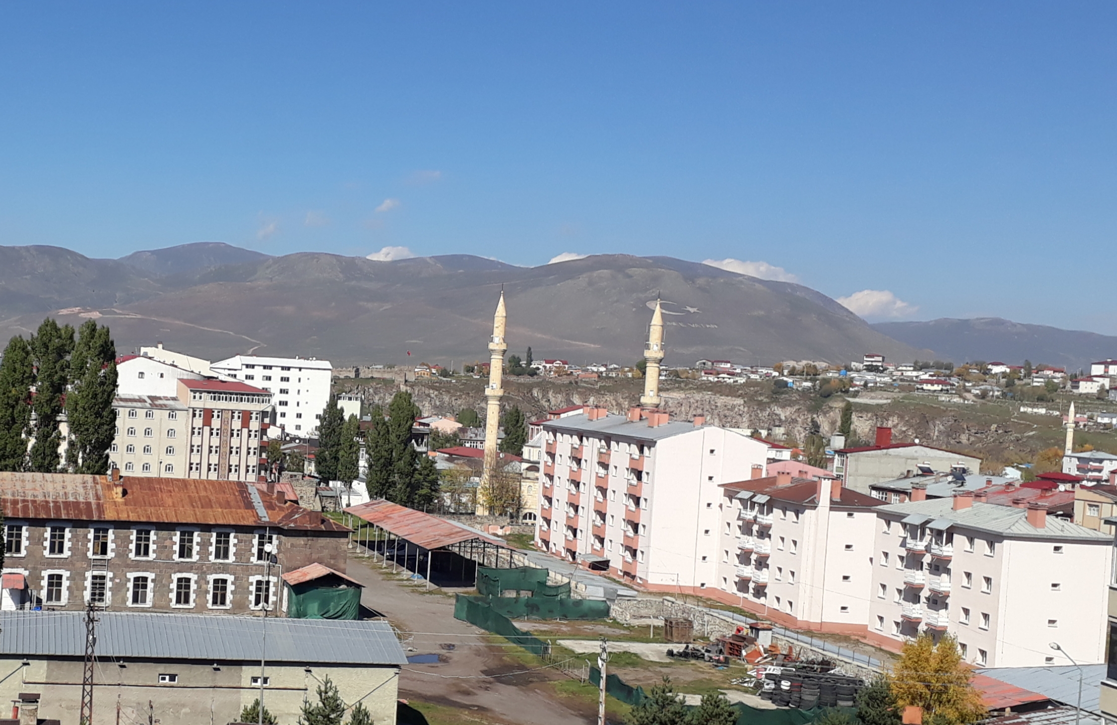 LOJMANLAR İÇERİDE, ÖĞRENCİLER DIŞARIDA!