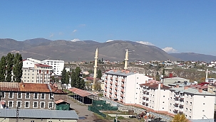 LOJMANLAR İÇERİDE, ÖĞRENCİLER DIŞARIDA!