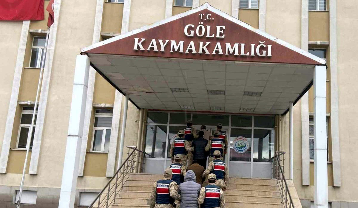 27 DÜZENSİZ GÖÇMEN YAKALANDI, SÜRÜCÜLER TUTUKLANDI