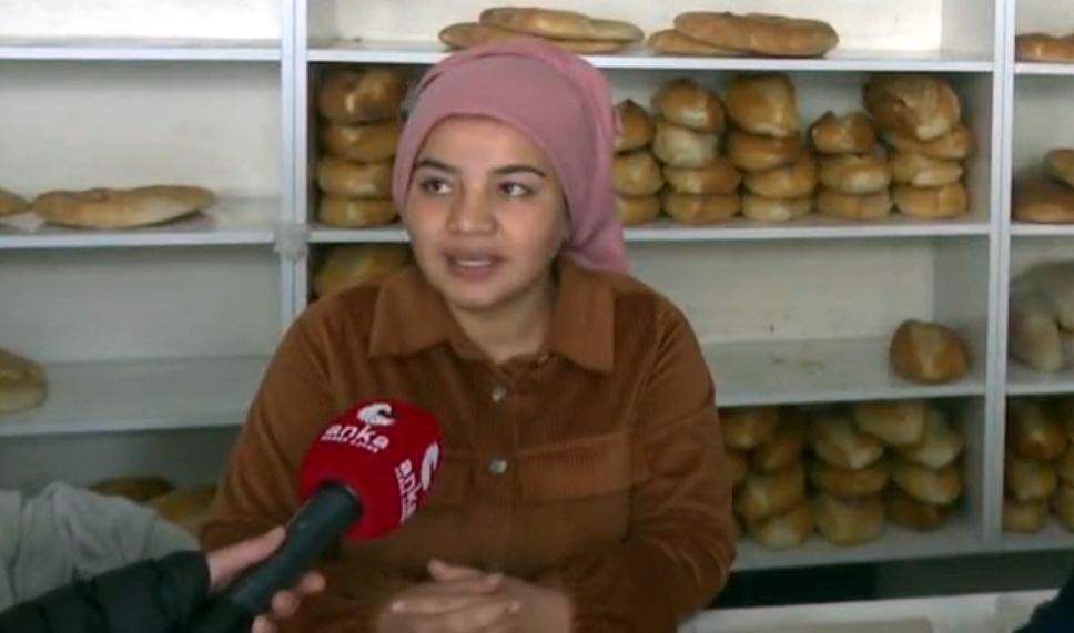 ATAMASI YAPILMAYAN ÇILDIRLI ÖĞRETMEN 1500 LİRAYA FIRINDA TEZGAHTARLIK YAPIYOR