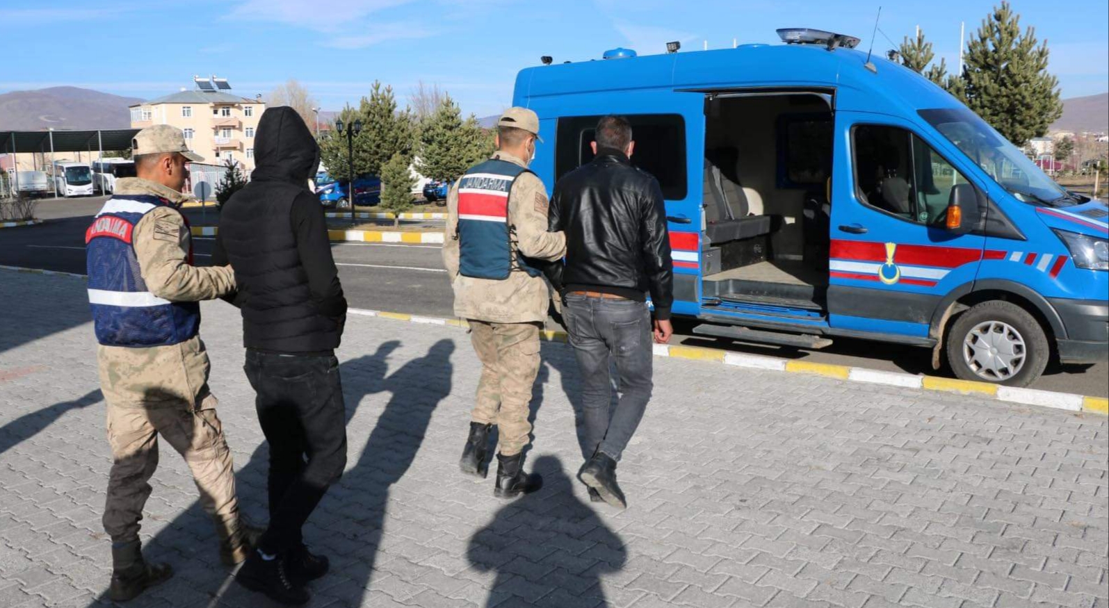 JANDARMA, HIRSIZLARIN ENSESİNDE!