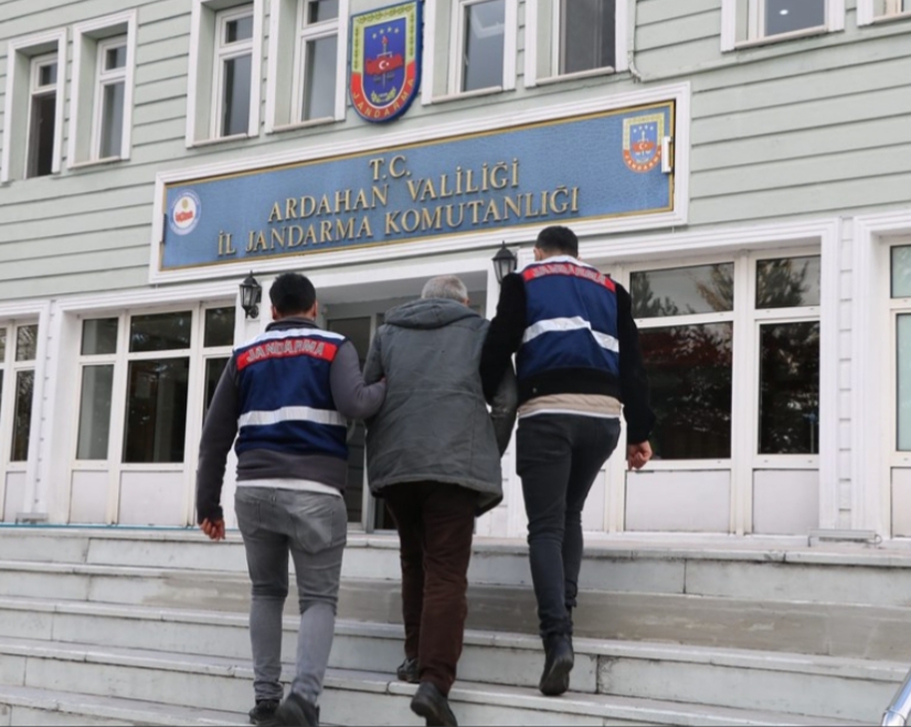 ARANIYORDU, YAKALANIP CEZAEVİNE GÖNDERİLDİ!