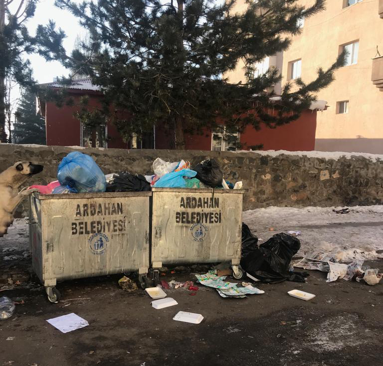 BELEDİYEDE NELER OLUYOR? ÇÖPLER NEDEN TOPLANMIYOR?