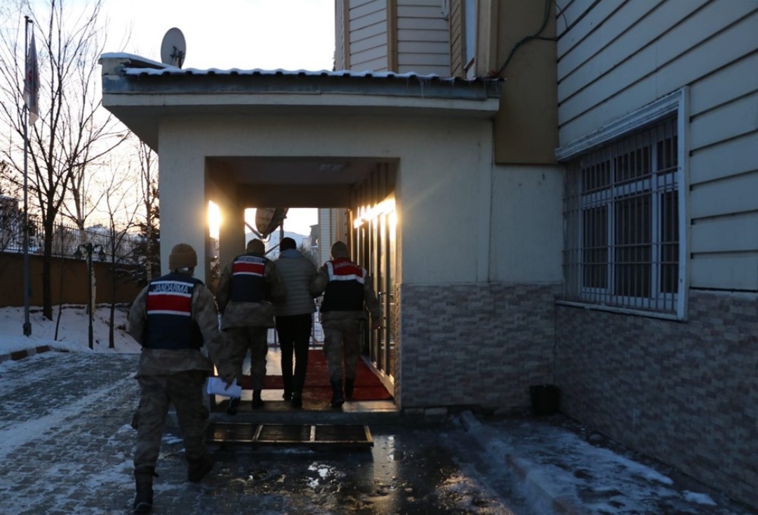 SUÇU ÇOK, KENDİSİ KAÇAKTI, SONUNDA YAKAYI ELE VERDİ!