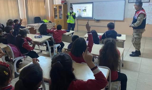 "TRAFİK DEDEKTİFLERİ" OKULLARDA!