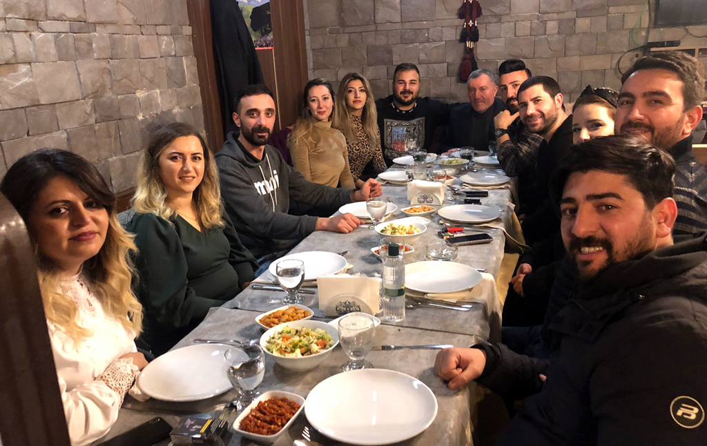 ESOB ADAYI ALİHANOĞLU, TİYATRO OYUNCULARINI AĞIRLADI
