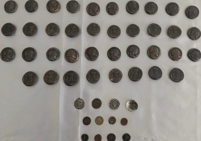 ÜSTLERİNDE TAŞIDIKLARI TARİHİ ESERLERLE YAKALANDILAR!