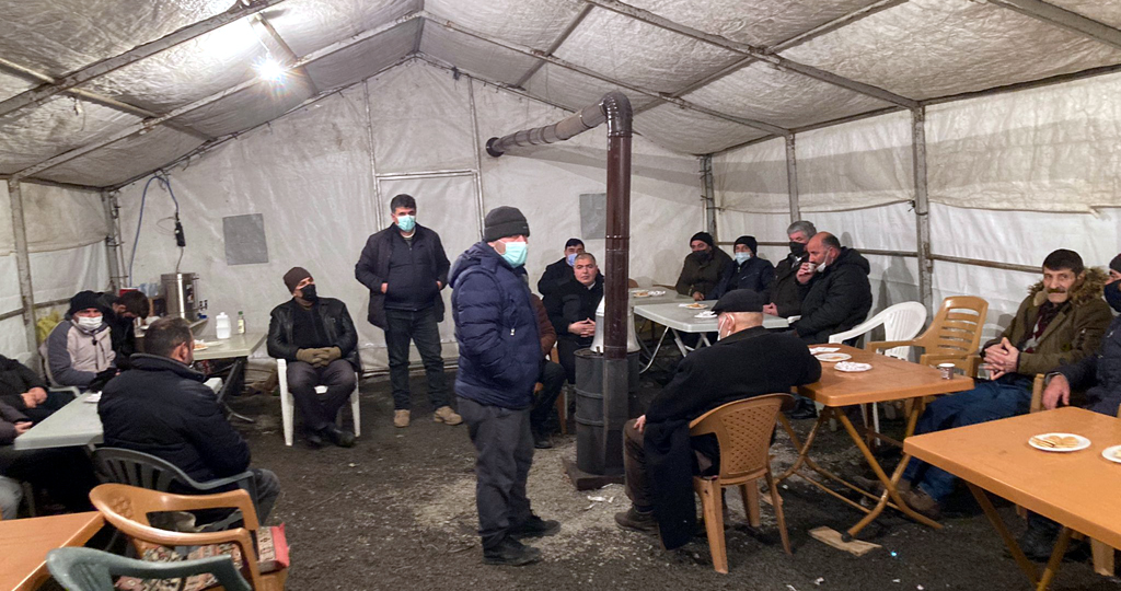 HALİLEFENDİ MAHALLESİ SAKİNLERİ: ACIMIZI UNUTUP TAZİYE ÇADIRI DERDİNE DÜŞÜYORUZ