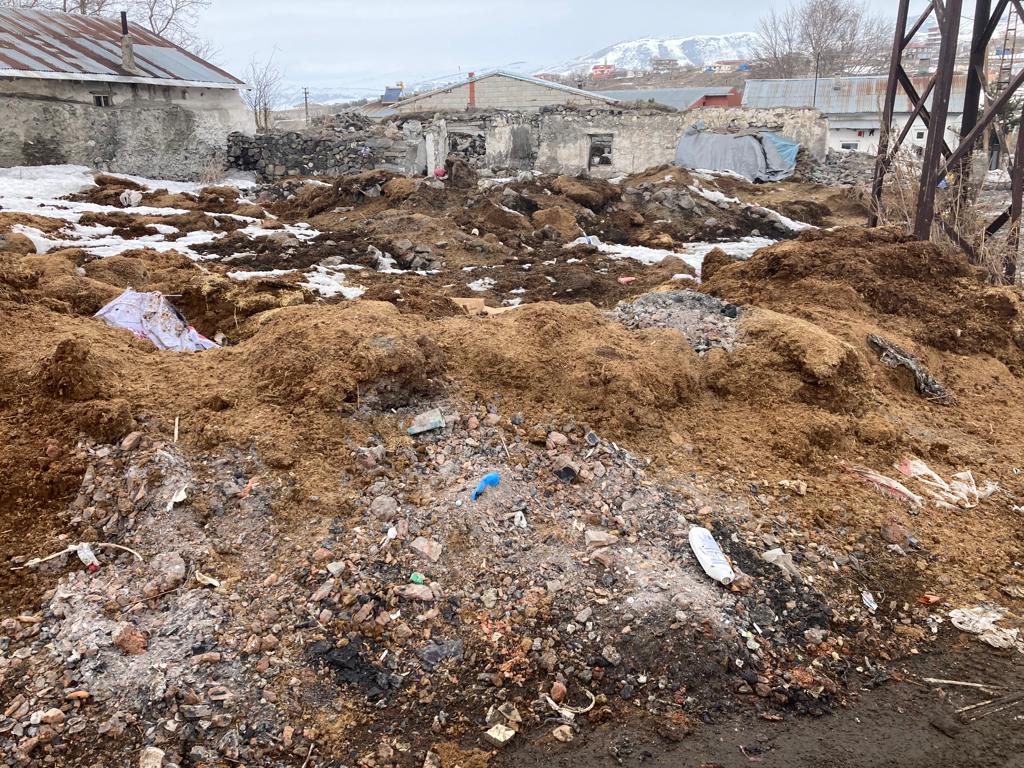 YENİMAHALLE SAKİNLERİ YOL KENARLARINA DÖKÜLEN HAYVAN GÜBRELERİNİN KALDIRILMASINI İSTİYOR