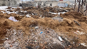 YENİMAHALLE SAKİNLERİ YOL KENARLARINA DÖKÜLEN HAYVAN GÜBRELERİNİN KALDIRILMASINI İSTİYOR