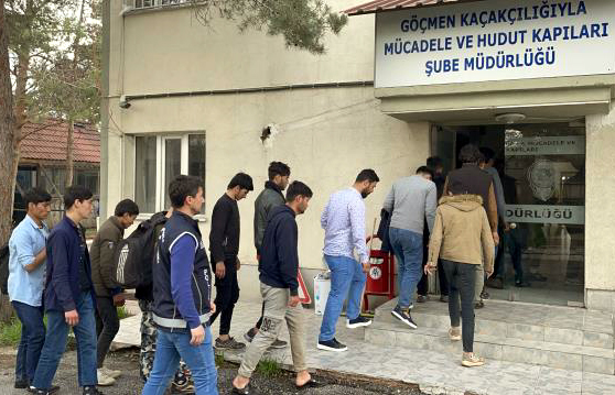 25 DÜZENSİZ GÖÇMEN YAKALANDI