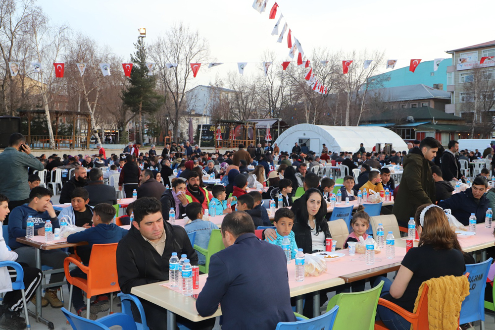 Ardahan'da Belediye'nin iftar yemeğine yoğun ilgi