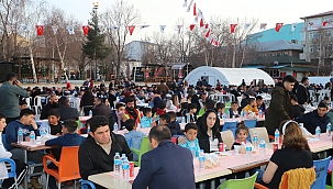 Ardahan'da Belediye'nin iftar yemeğine yoğun ilgi