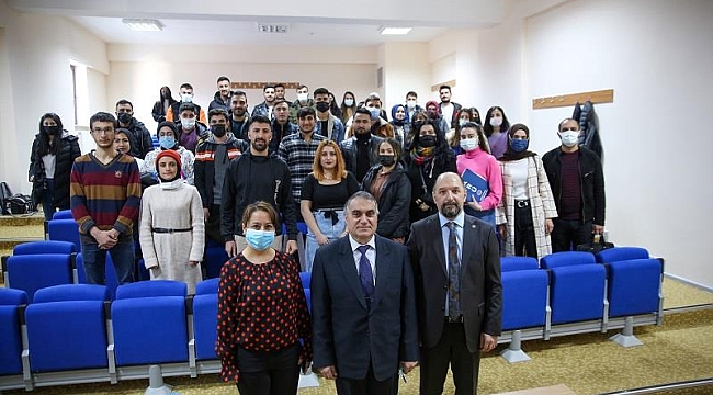 ARÜ'DE ÖĞRENCİLERLE BİRARAYA GELEN ERDAL UYGUR: "SÖZLÜ TARİH TOPLUMLARIN HAFIZASIDIR"