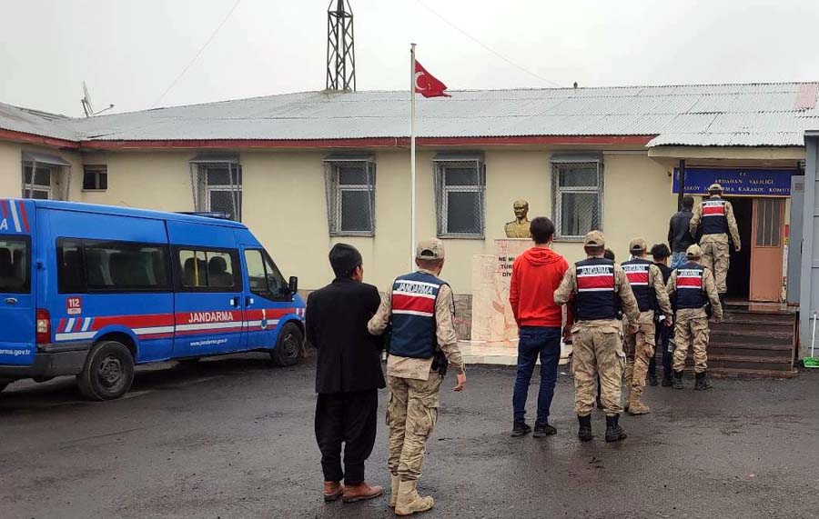 ARDAHAN'DA 5 AFGAN YAKALANDI