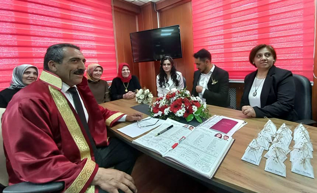 BAŞKAN AKKOÇ, OĞLUNUN NİKAHINI KIYDI, AİLE CÜZDANINI GELİNİNE VERDİ