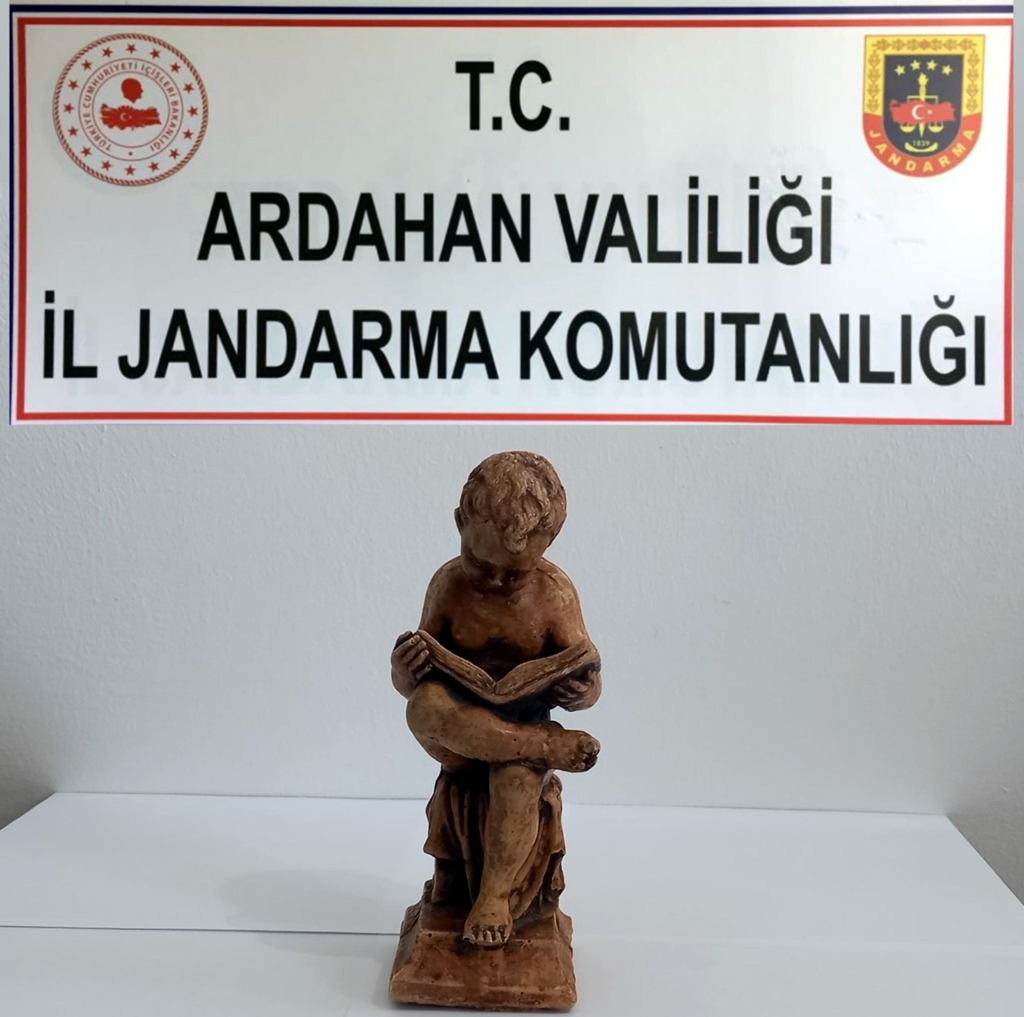 ARDAHAN'DA ÇOCUK FİGÜRLÜ HEYKEL ELE GEÇİRİLDİ