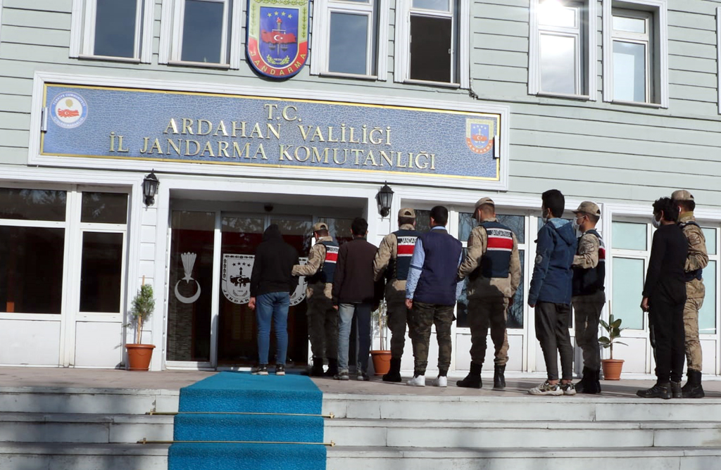 ARDAHAN’DA UYUŞTURUCU OPERASYONU: 6 ZANLI YAKALANDI
