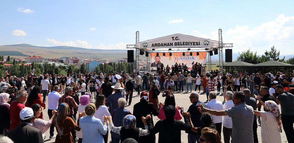 ARDAHAN’DA BAL FESTİVALİ COŞKUSU