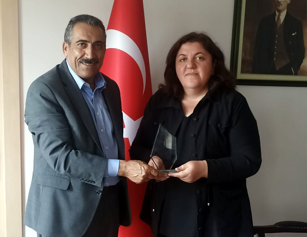 MERYEM AKPINAR’A BİR PLAKETTE KÖPRÜLÜ’DEN