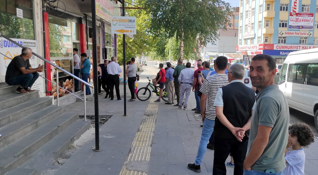 TÜP DEĞİL, EKMEK KUYRUĞU