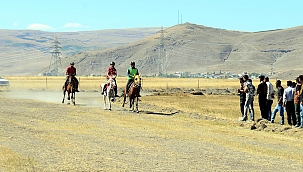 AT YARIŞINDA DÖRTNALA KAZANDI