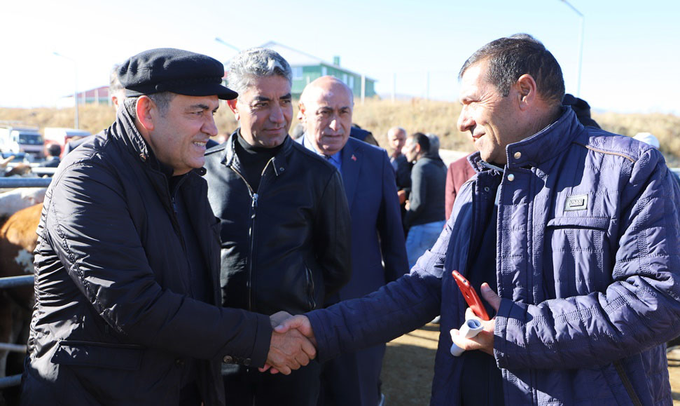 BAŞKAN DEMİR, PAZARIN NABZINI ÖLÇTÜ