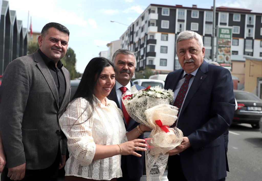 BENDEVİ PALANDÖKEN: ÜÇ HARFLİLER, YEREL MARKETLERE ZARAR VERİYOR