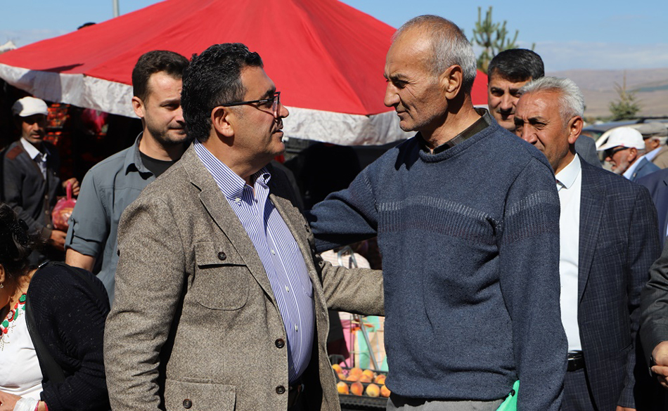 PAZARA İNEN BAŞKAN DEMİR, ZAM DERDİ DİNLEDİ