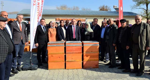 Ardahanlı çiftçilere sertifikalı tohum ve arılı kovan dağıtıldı