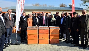 Ardahanlı çiftçilere sertifikalı tohum ve arılı kovan dağıtıldı