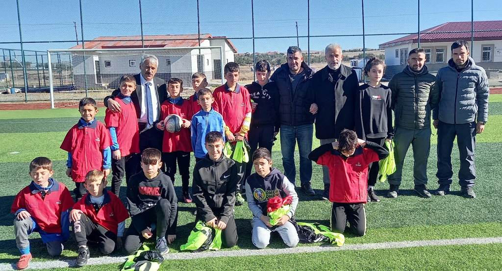 BAŞKAN İLHAN GÜLTEKİN’DEN FUTBOLCULARA MALZEME DESTEĞİ