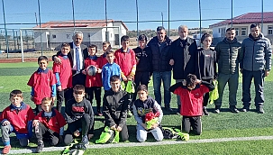 BAŞKAN İLHAN GÜLTEKİN’DEN FUTBOLCULARA MALZEME DESTEĞİ