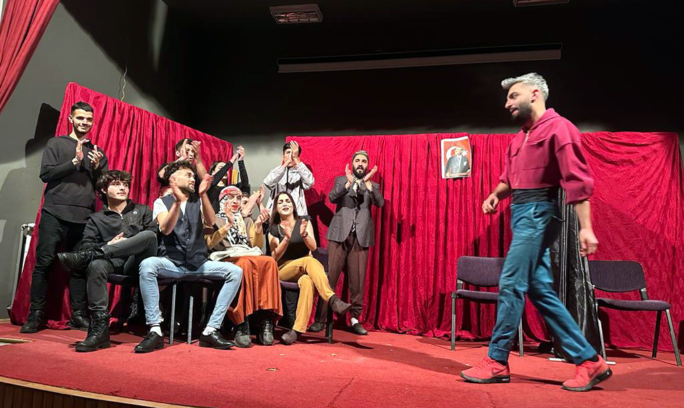 ARDAHAN'DA SMA HASTASI BEBEK İÇİN TİYATRO GÖSTERİMİ DÜZENLENDİ
