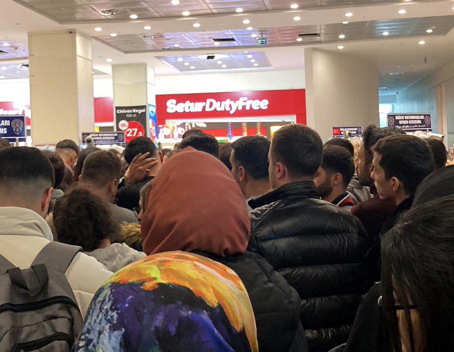 SINIRDA "İPHONE" İZDİHAMI