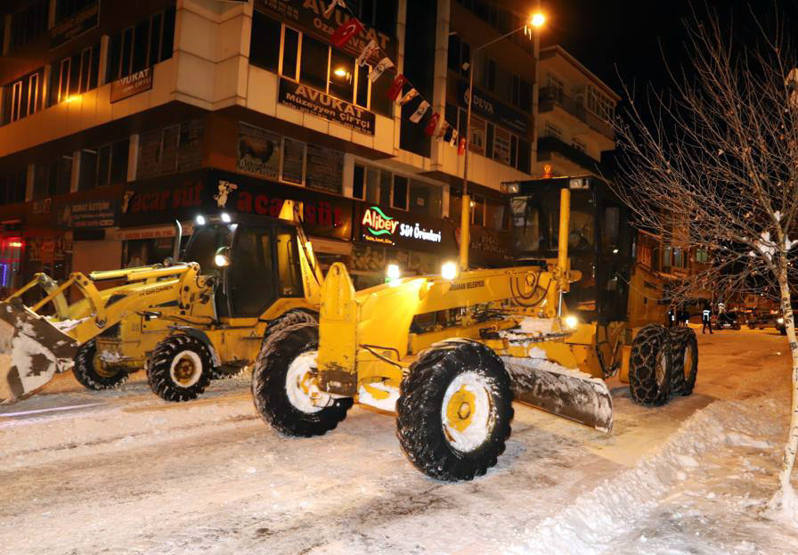 ARDAHAN BELEDİYESİ’NDEN KAR MÜCADELESİ