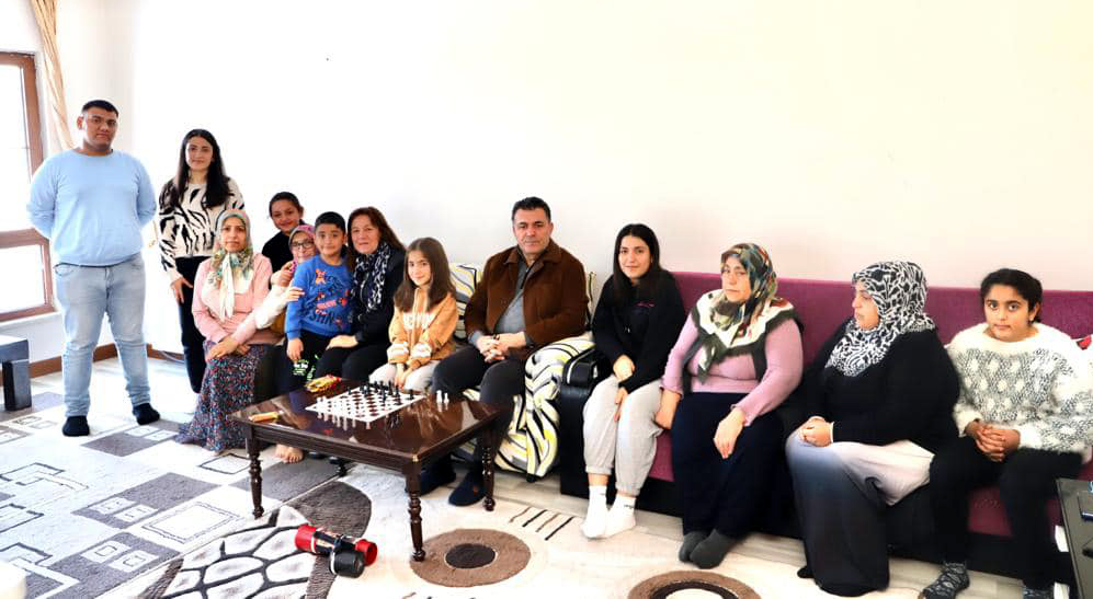 BAŞKAN DEMİR VE EŞİ DEPREMZEDE AİLELERİ ZİYARET ETTİ