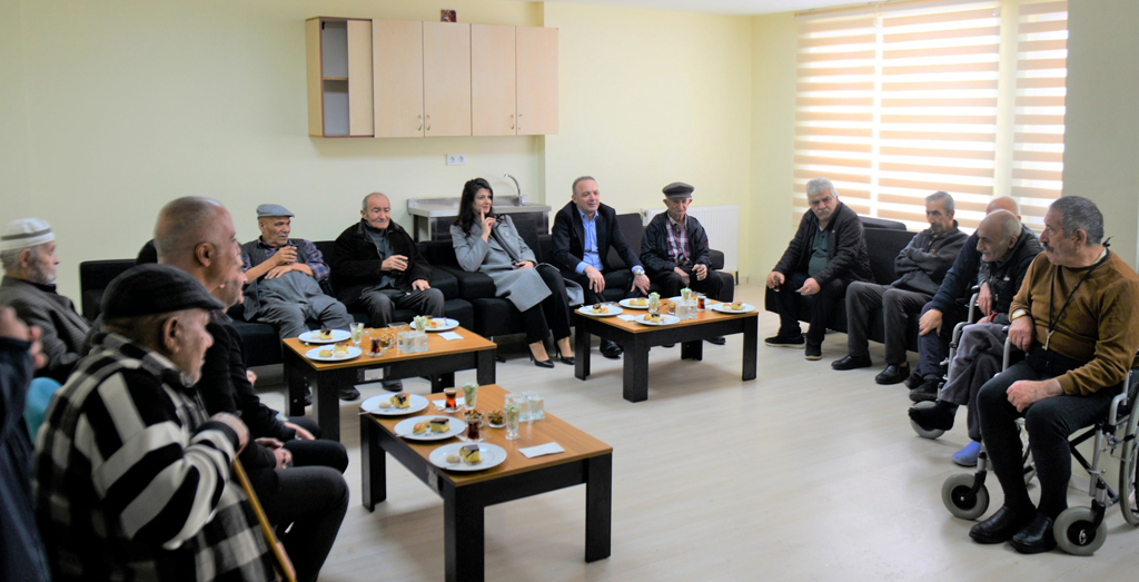 VALİ VE EŞİNDEN DEPREMZEDELERE MORAL ZİYARETİ