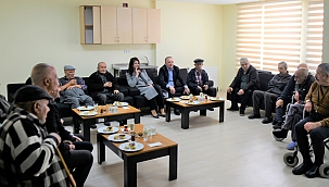 VALİ VE EŞİNDEN DEPREMZEDELERE MORAL ZİYARETİ