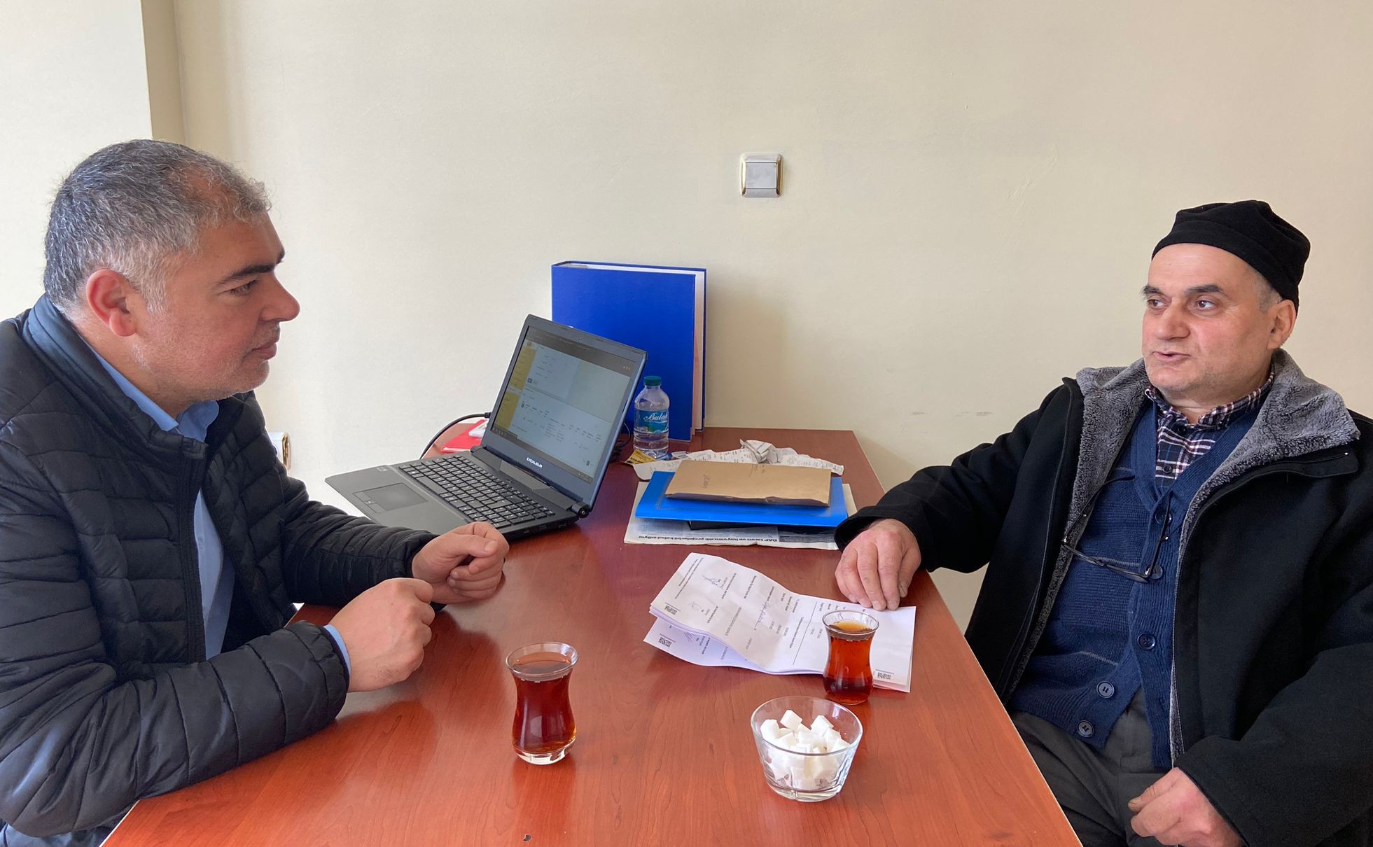 ERDAL UYGUR, PERİNÇEK İÇİN ARDAHAN'DA İMZA TOPLUYOR